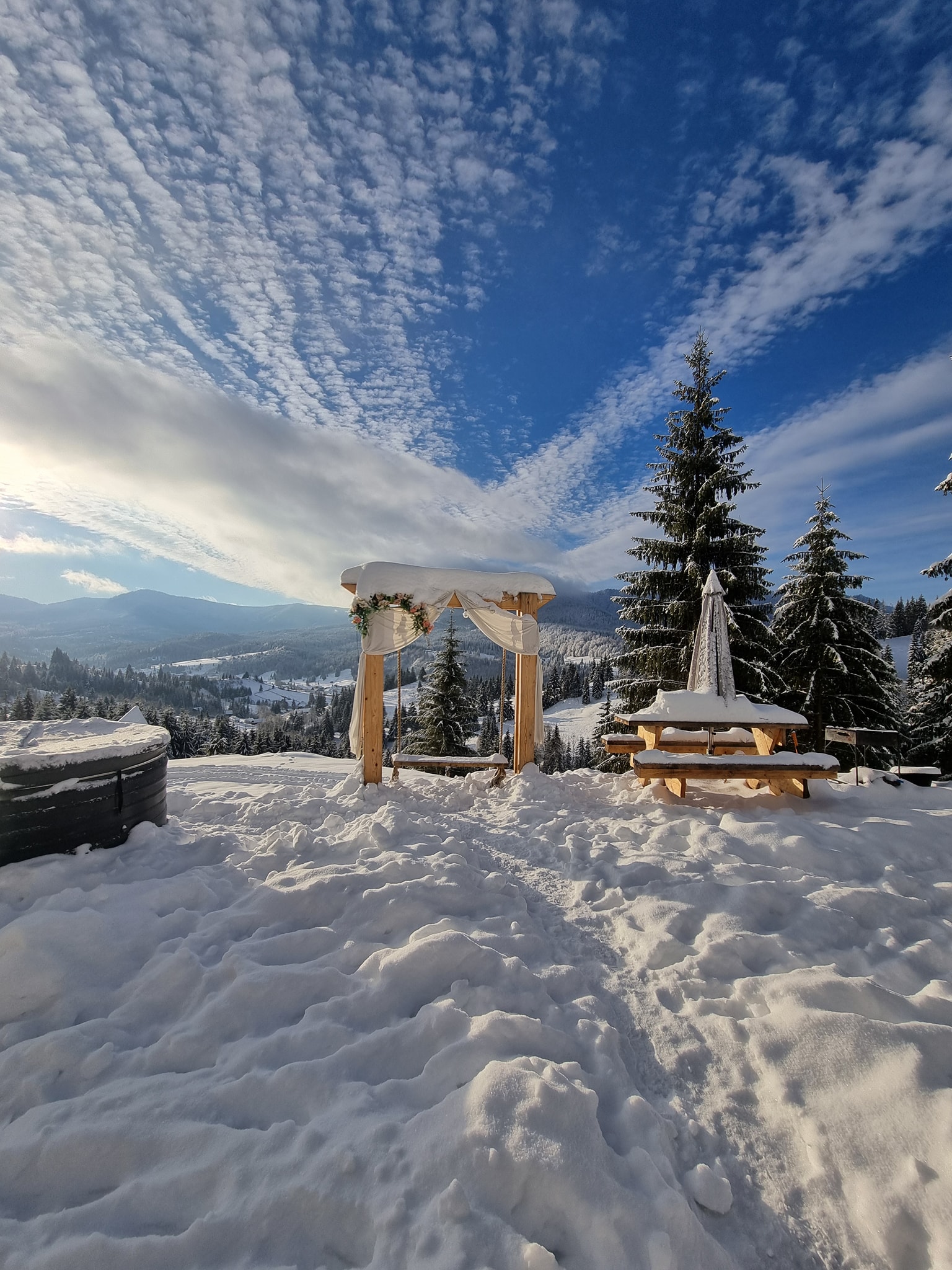 Ținutul Lupilor – Curte cabană